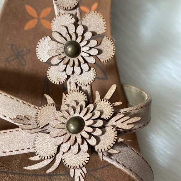 Baretraps Hammond Tan Floral Strappy Wedge Sandals Size 8 - Picture 5 of 6
